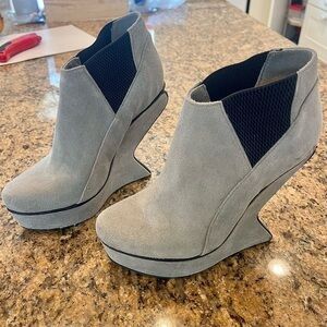 Senso diffusion grey suede heeless illusion wedge heel ankle  bootie